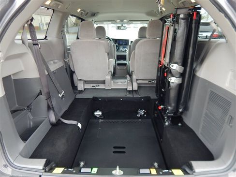 Used 2017 Toyota Sienna LE FWD image 10
