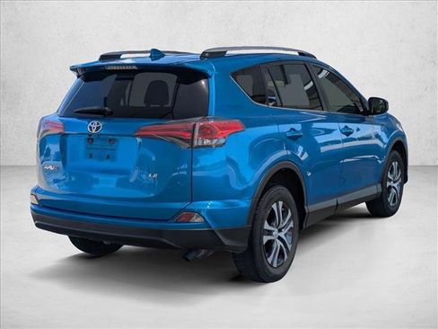 Used 2018 Toyota RAV4 LE FWD image 5