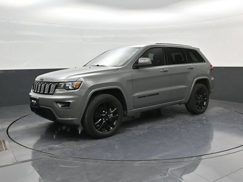Used 2020 Jeep Grand Cherokee Altitude AWD/4WD image 4