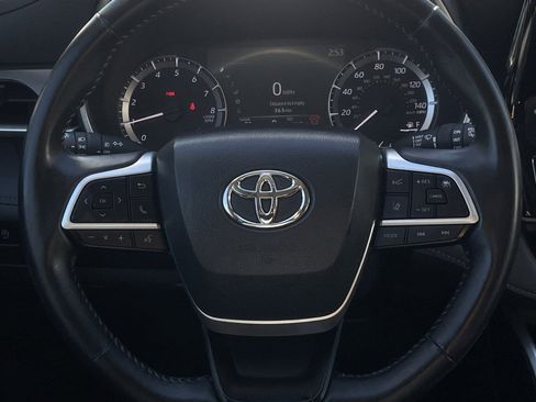 Used 2024 Toyota Highlander LE image 12