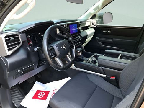 Used 2022 Toyota Tundra SR5 w/ SR5 Convenience Package AWD/4WD image 11