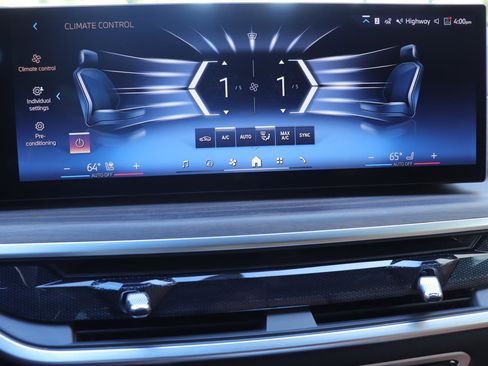 Used 2025 BMW X5 sDrive40i w/ M Sport Package image 30