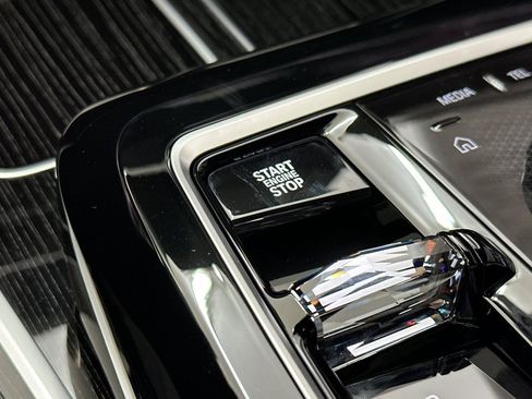 Used 2025 BMW 740i w/ Premium Package image 20