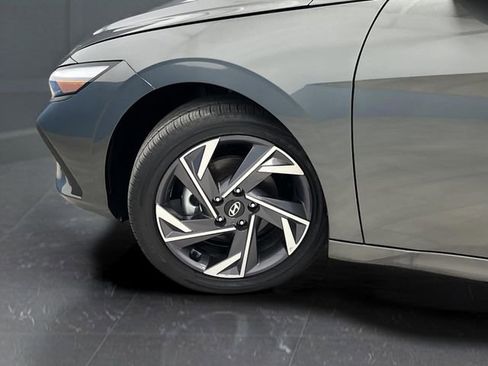 Used 2025 Hyundai Elantra SEL image 32