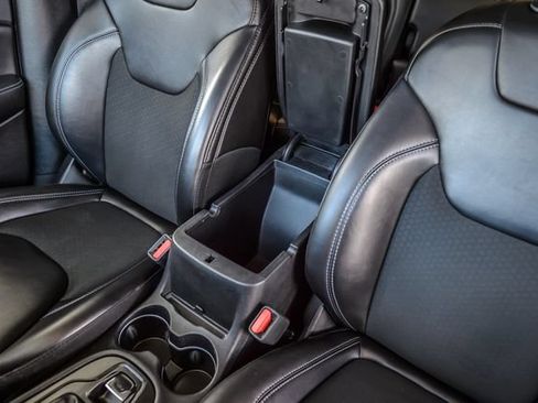 Used 2019 Jeep Cherokee Latitude Plus FWD image 33