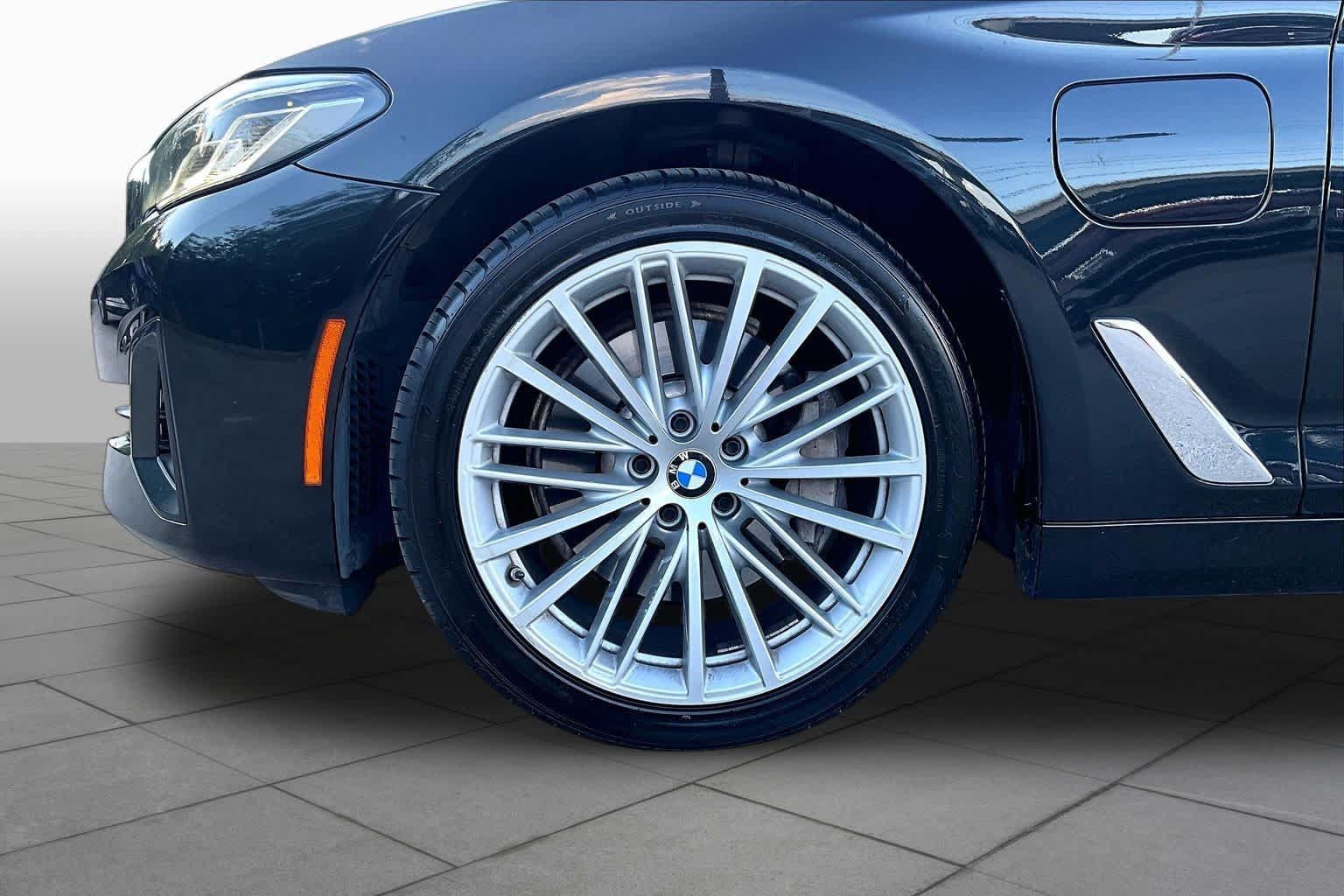 Used 2021 BMW 530e w/ Premium Package RWD image 11
