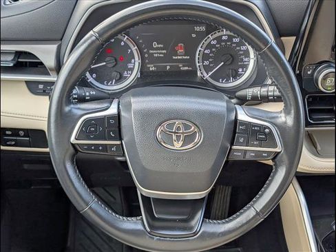 Used 2023 Toyota Highlander XLE image 12