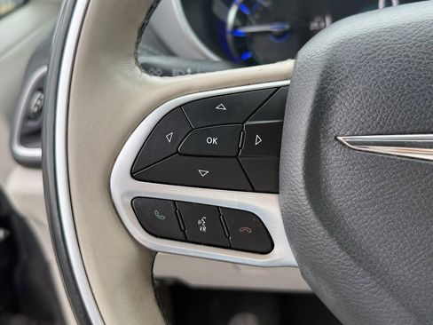 Used 2018 Chrysler Pacifica Limited image 19