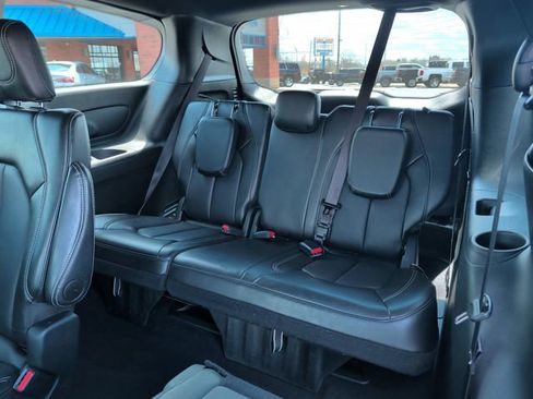 Used 2025 Chrysler Pacifica Select image 24