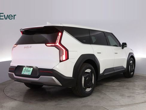 Used 2024 Kia EV9 Light Long Range RWD image 3