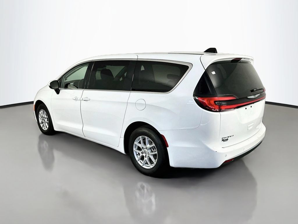 Used 2023 Chrysler Pacifica Touring-L FWD image 5