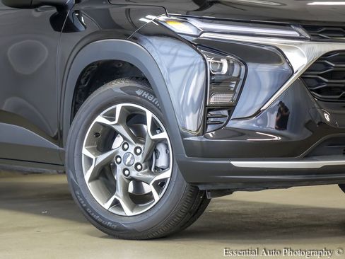 Used 2025 Chevrolet Trax LT w/ Driver Confidence Package image 4