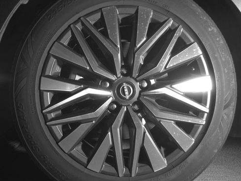 Used 2025 Nissan Altima 2.5 SV FWD image 12