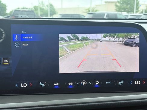 Used 2025 Chevrolet Traverse LT FWD image 11