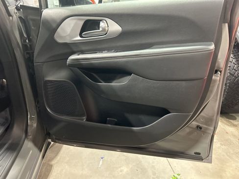 Used 2025 Chrysler Pacifica Limited FWD image 10