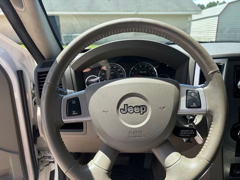 Used 2009 Jeep Grand Cherokee Laredo AWD/4WD image 27