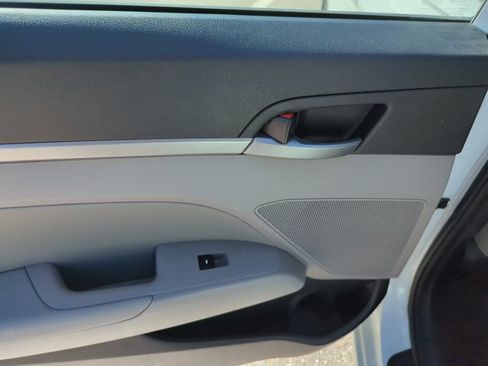 Used 2017 Hyundai Elantra SE image 26