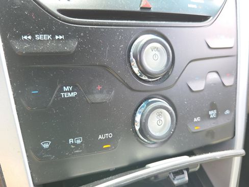 Used 2015 Ford Explorer XLT w/ Equipment Group 202B FWD image 21