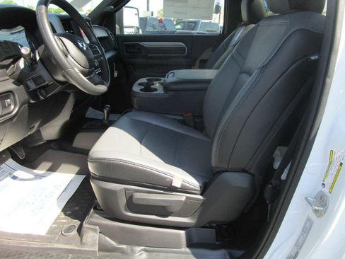 Used 2024 RAM 2500 Tradesman w/ Chrome Appearance Group image 11