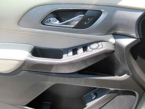 Used 2023 Chevrolet Traverse LT FWD image 21