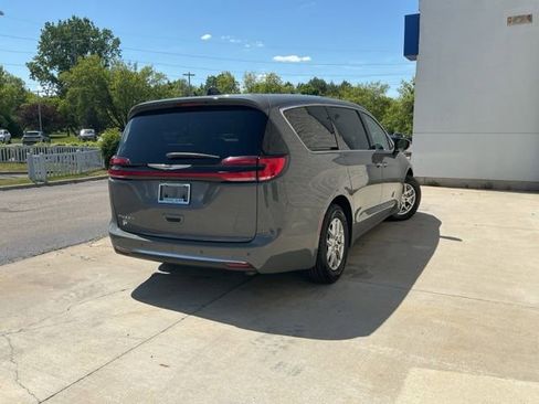 Used 2023 Chrysler Pacifica Touring-L FWD image 7