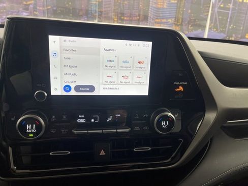 Used 2023 Toyota Highlander XLE image 18