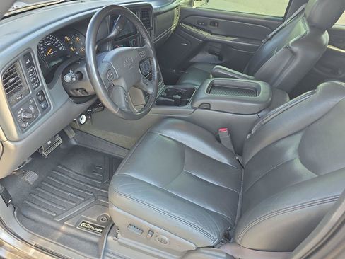 Used 2006 Chevrolet Silverado 2500 LT w/ Heavy-Duty Power Package AWD/4WD image 4