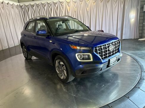 Used 2023 Hyundai Venue Limited FWD image 3