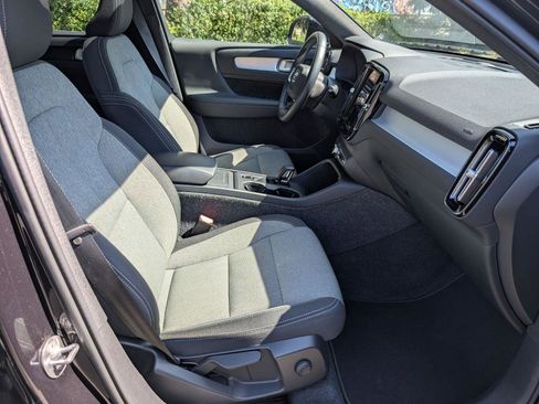 Used 2025 Volvo XC40 B5 Core image 16