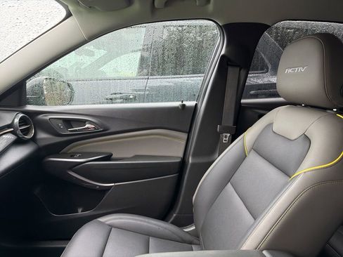 Used 2025 Chevrolet Trax ACTIV w/ Sunroof Package FWD image 15