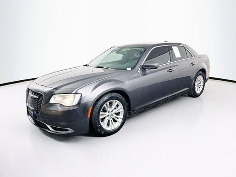 Used 2018 Chrysler 300 Touring L image 3