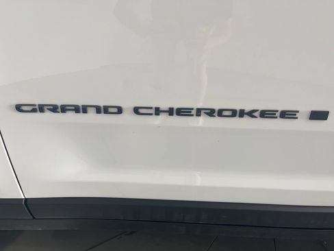 Used 2024 Jeep Grand Cherokee Altitude AWD/4WD image 39