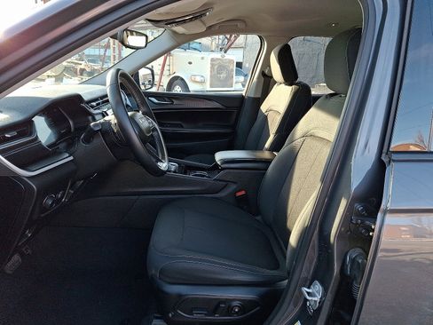 Used 2023 Jeep Grand Cherokee L Laredo image 14