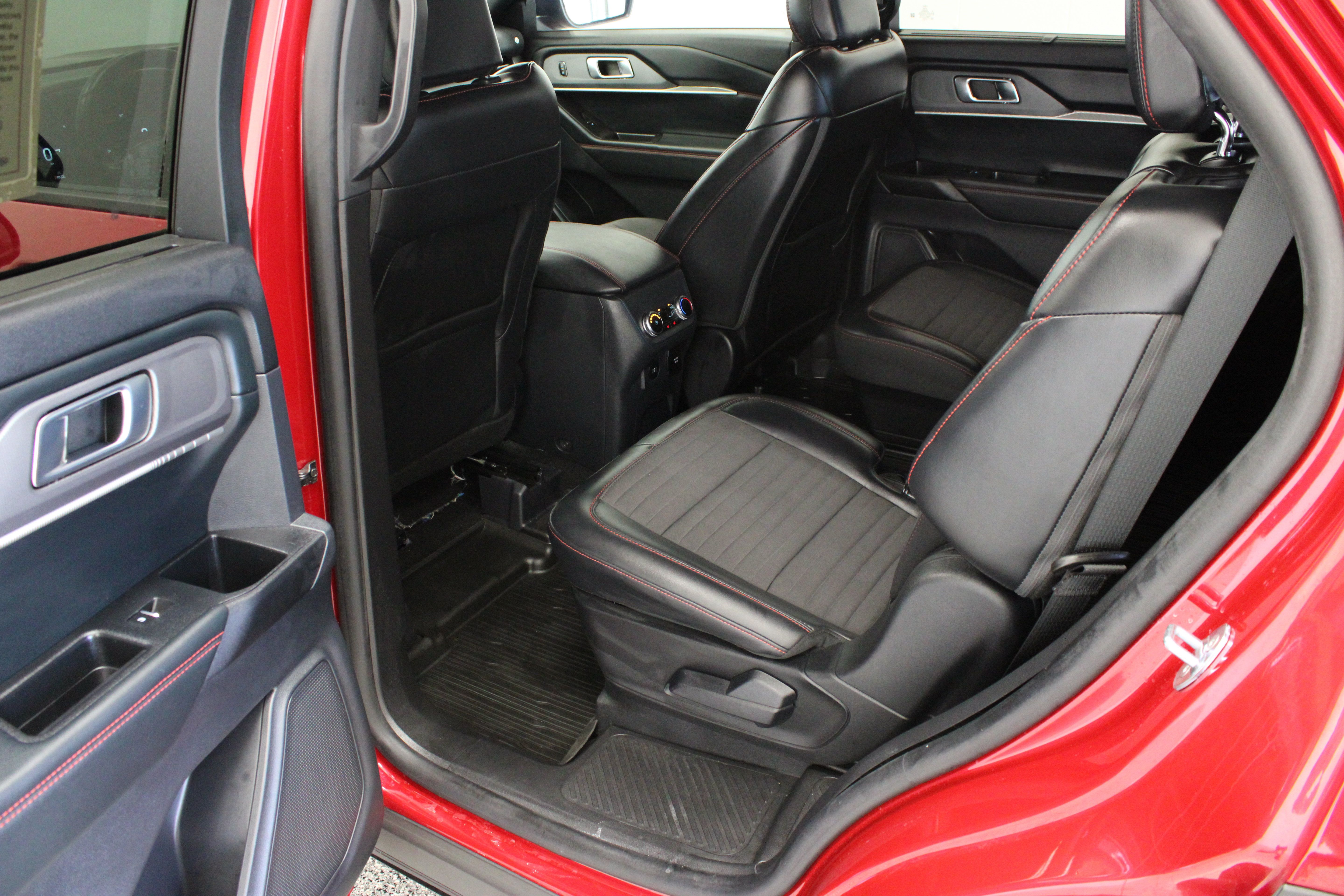 Used 2025 Ford Explorer ST-Line w/ Premium Package RWD image 27