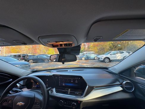 Used 2025 Chevrolet Trax LT image 29