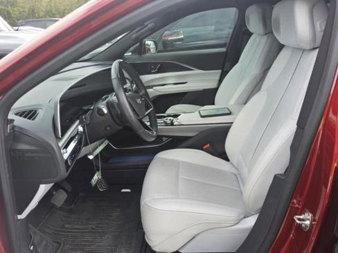 Used 2024 Cadillac Lyriq Luxury image 6