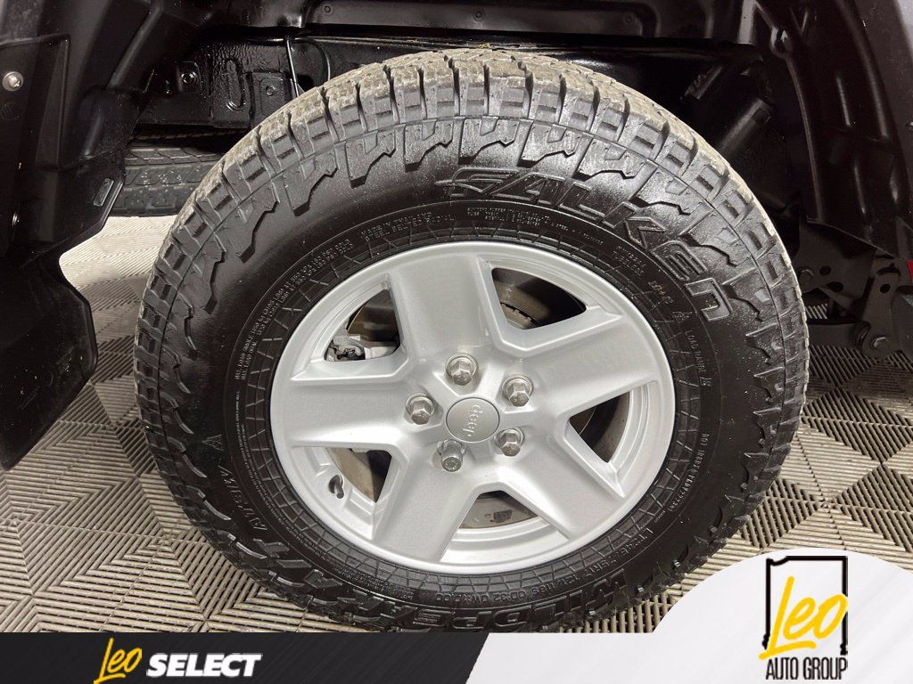 Used 2023 Jeep Gladiator Sport AWD/4WD image 12