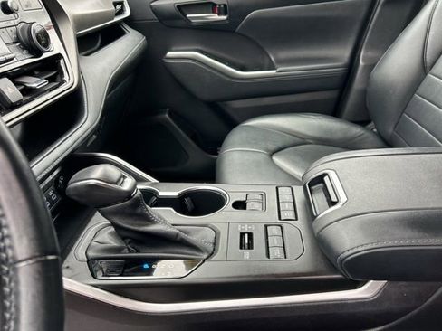 Used 2022 Toyota Highlander XLE image 38
