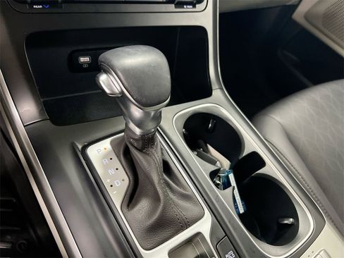 Used 2023 Kia Carnival LX image 16