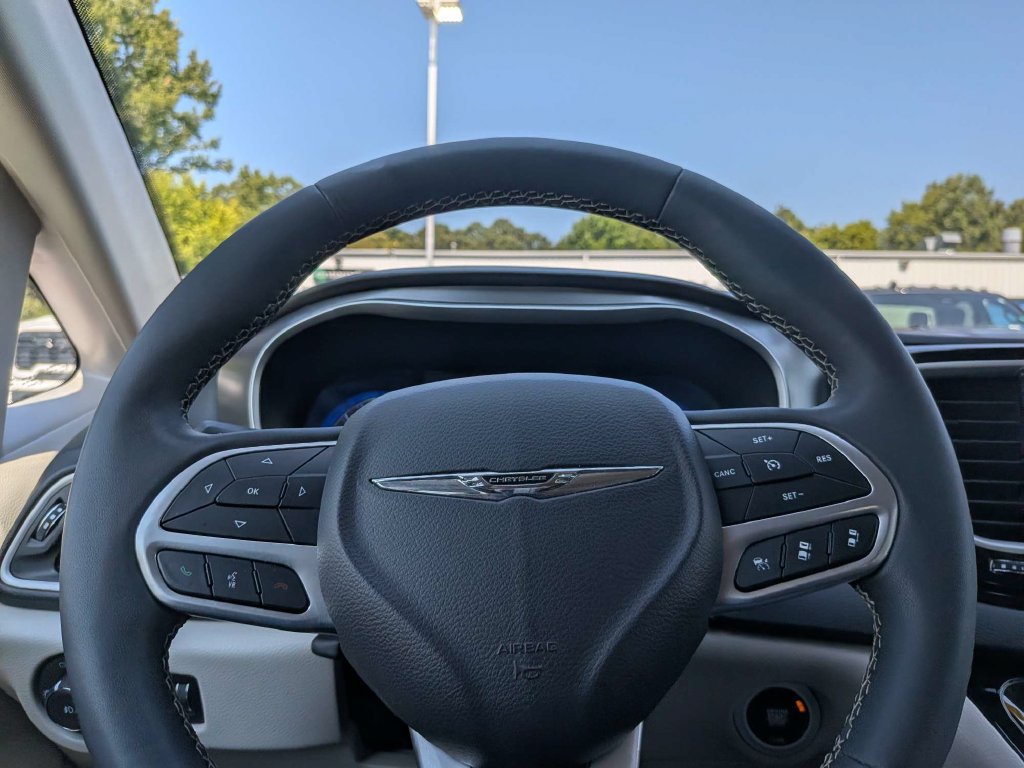 Used 2024 Chrysler Pacifica Touring-L FWD image 27