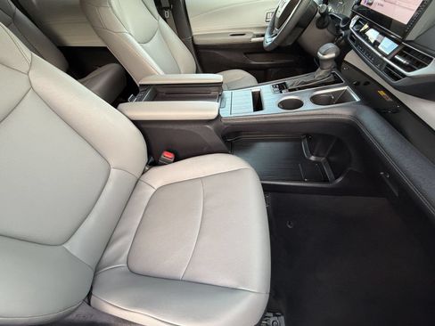 Used 2025 Toyota Sienna XLE FWD image 27