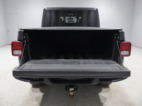 Used 2020 Jeep Gladiator Overland AWD/4WD image 4