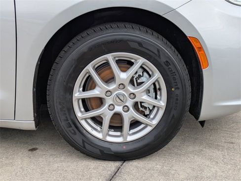 Used 2024 Chrysler Pacifica Touring-L image 11