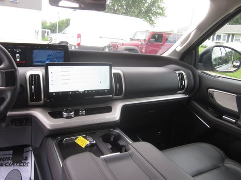 Used 2025 Ford Expedition Active RWD image 17
