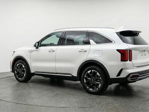 Used 2024 Kia Sorento S image 6