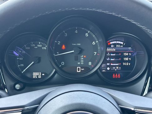 Certified 2025 Porsche Macan AWD/4WD image 28
