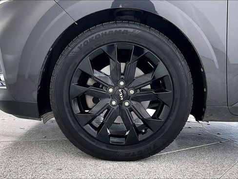 Used 2022 Kia Carnival SX Prestige image 11