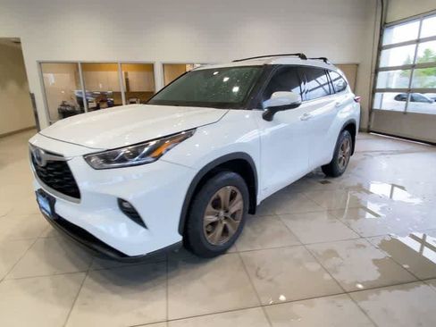 Used 2022 Toyota Highlander Bronze Edition AWD/4WD image 4