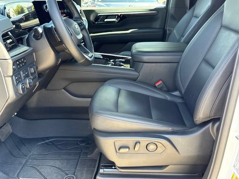 Used 2025 Chevrolet Suburban LT w/ Comfort Package AWD/4WD image 19
