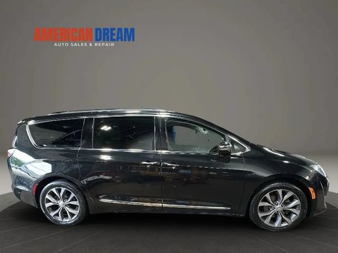 Used 2017 Chrysler Pacifica Limited w/ Tire & Wheel Group FWD image 5